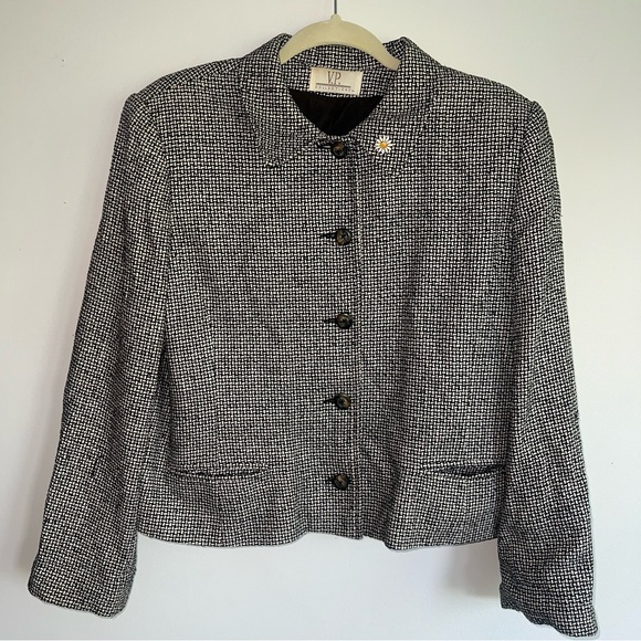 Black and White Blazer with Tailored Fit and Cropped Style - Picture 1 of 8